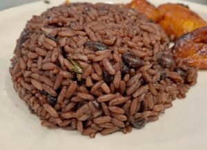 コングリ黒豆と白米を炊き込んでできたキューバの家庭料理